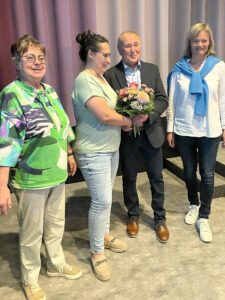 Christine Kreuzer (li.), der stellvertretende Landrat Hermann Brandl (3.vli.) und Doris Werner (re.) bedankten sich bei der Kinobesitzerin Melanie Reil für ihre Unterstützung. Foto: Kathrin Aichinger / Landratsamt Regen
