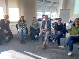 Michaela Müller (2.v.re.) und Sonja Sterl (re.) sensibilisierten einen Teil des Ganztagspersonals im Landkreis Regen, hier mit Schulrat Andreas Fischer (3.v.re.). Foto: Bianca Graßl, Ganztagsbetreuung Lindberg