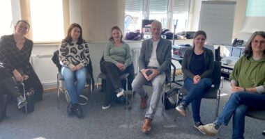 Michaela Müller (2.v.re.) und Sonja Sterl (re.) sensibilisierten einen Teil des Ganztagspersonals im Landkreis Regen, hier mit Schulrat Andreas Fischer (3.v.re.). Foto: Bianca Graßl, Ganztagsbetreuung Lindberg