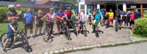Ab 20. Juni können Bürgerinnen und Bürger im Landkreis Regen wieder für das Stadtradeln in die Pedale treten – so wie hier bei der Auftakttour 2025 – und dabei sogar Geld für den guten Zweck sammeln. Foto: Tobias Wittenzellner