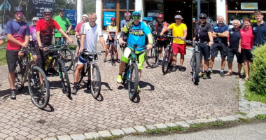 Ab 20. Juni können Bürgerinnen und Bürger im Landkreis Regen wieder für das Stadtradeln in die Pedale treten – so wie hier bei der Auftakttour 2025 – und dabei sogar Geld für den guten Zweck sammeln. Foto: Tobias Wittenzellner