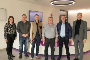 Wollen miteinander im Austausch bleiben: Wirtschaftsförderin Teresa Sitzberger, Bürgermeister Michael Adam, Franz Weikl junior, Franz Weikl senior, Christian Weikl und Landrat Dr. Ronny Raith. Foto: Jessica Döhler / Landratsamt Regen