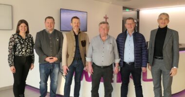 Wollen miteinander im Austausch bleiben: Wirtschaftsförderin Teresa Sitzberger, Bürgermeister Michael Adam, Franz Weikl junior, Franz Weikl senior, Christian Weikl und Landrat Dr. Ronny Raith. Foto: Jessica Döhler / Landratsamt Regen
