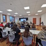 Die Abschlussklasse der Fachakademie für Sozialpädagogik empfing Landrat Dr. Ronny Raith als erstes. Foto: Jessica Döhler / Landratsamt Regen