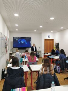Die Kinderpflegerinnen interessierten sich besonders für den privaten Lebenslauf des Landrats. Foto: Jessica Döhler / Landratsamt Regen