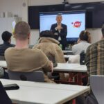 Der Landrat in Diskussion mit Schülerinnen und Schüler der Pflege. Foto: Jessica Döhler / Landratsamt Regen
