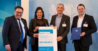Maria Schneider vom Regionalmanagement des Landkreises, Landrat Dr. Ronny Raith (2.v.re.) und Tobias Wittenzellner, Leiter der Kreisentwicklung nehmen 450000 Euro entgegen, überreicht von Bayerns Wirtschaftsstaatssekretär Tobias Gotthardt (li.). Foto: StMWi/E. Neureuther