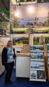 Melanie Weinbacher vertritt das Arberland auf der größten Besuchermesse für Freizeit und Tourismus in Stuttgart. Foto: Andrea Kralik / Ferienregion Nationalpark Bayerischer Wald