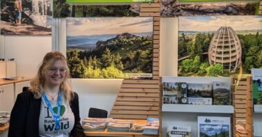 Melanie Weinbacher vertritt das Arberland auf der größten Besuchermesse für Freizeit und Tourismus in Stuttgart. Foto: Andrea Kralik / Ferienregion Nationalpark Bayerischer Wald