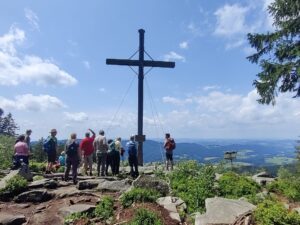 Der Arberland-Wanderstammtisch führt auf abwechslungsreichen Touren zu eindrucksvollen Aussichtsplätzen der Region. Foto: Tabea Lepšík / Landratsamt Regen