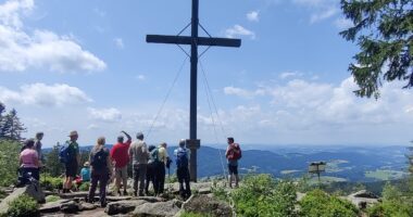 Der Arberland-Wanderstammtisch führt auf abwechslungsreichen Touren zu eindrucksvollen Aussichtsplätzen der Region. Foto: Tabea Lepšík / Landratsamt Regen