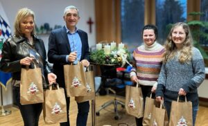 Bereit für die große Wertschätzungstour: Doris Werner, Landrat Dr. Ronny Raith, Kathrin Aichinger und Constanze Steffel präsentieren die fertig gepackten Nikolaustüten. (Foto: Ramona Simeth / Landkreis