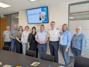 Sie diskutierten über das Ehrenamt und die Fördermöglichkeiten, v.li.: Sepp Hartl (Gemeinde Kirchberg im Wald), Andreas Tax (Bayerischer Waldgau), Kathrin Zitzelsberger-Fernandes (KJR-Regen Viechtach), Teresa Raith (Nachhaltigkeitskoordination), Maria Schneider (Ehrenamtsförderung Landkreis Regen), Andreas Weichselgärtner (BRK Kreisverband), Florian Graßl (Kreisfeuerwehrverband), Doris Werner (Ehrenamtsförderung Landkreis Regen), Susanne Wagner (Zentrum für Chancengleichheit). Foto: Constanze Steffel / Landratsamt Regen