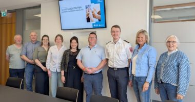 Sie diskutierten über das Ehrenamt und die Fördermöglichkeiten, v.li.:  Sepp Hartl (Gemeinde Kirchberg im Wald), Andreas Tax (Bayerischer Waldgau), Kathrin Zitzelsberger-Fernandes (KJR-Regen Viechtach), Teresa Raith (Nachhaltigkeitskoordination), Maria Schneider (Ehrenamtsförderung Landkreis Regen), Andreas Weichselgärtner (BRK Kreisverband), Florian Graßl (Kreisfeuerwehrverband), Doris Werner (Ehrenamtsförderung Landkreis Regen), Susanne Wagner (Zentrum für Chancengleichheit). Foto:  Constanze Steffel / Landratsamt Regen
