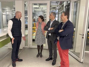 Werkleiter Tobias Eckl (v.li.) erklärte der Wirtschaftsförderin Teresa Sitzberger, Landrat Dr. Ronny Raith und Bürgermeister Franz Wittmann die Abläufe im Viechtacher Werk der Firma RESRG Automotive. Foto: Heiko Langer / Landratsamt Regen