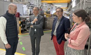 Werkleiter Tobias Eckl (v.li.) zeigte Landrat Dr. Ronny Raith, Bürgermeister Franz Wittmann und Wirtschaftsförderin Teresa Sitzberger die Produktionshallen. Foto: Heiko Langer / Landratsamt Regen