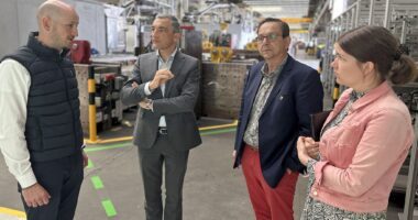 Werkleiter Tobias Eckl (v.li.) zeigte Landrat Dr. Ronny Raith, Bürgermeister Franz Wittmann und Wirtschaftsförderin Teresa Sitzberger die Produktionshallen. Foto: Heiko Langer / Landratsamt Regen
