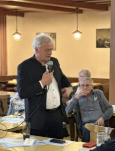 MdB Alois Rainer versuchte die Gemüter zu beruhigen. Die Gesetze könne man auf die Schnelle nicht verändern, aber vor Ort könne man dennoch sinnvolle Maßnahmen ergreifen. Foto: Heiko Langer / Landratsamt Regen