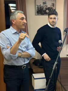Landrat Dr. Ronny Raith (li.) setzte sich dafür ein, dass man „miteinander spricht, nicht übereinander“. Er hofft, dass zeitnah eine neue Brücke gebaut werden kann. Stefan Huber berichtete über den schlechten Zustand und die Planmöglichkeiten. Foto: Heiko Langer / Landratsamt Regen