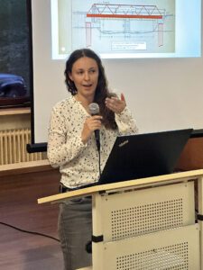 Laura Strixner von der Unteren Naturschutzbehörde erklärte die Gesetzeslage und die Auflagen aus dem Naturschutz. Foto: Heiko Langer / Landratsamt Regen