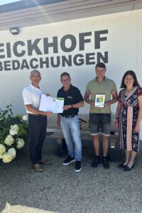 Landrat Dr. Ronny Raith (v.li.) überreichte die Urkunde an Andreas und Sebastian Eickhoff. Es gratulierte auch Teresa Sitzberger, die Wirtschaftsreferentin des Landkreises Regen. Foto: Heiko Langer / Landratsamt Regen