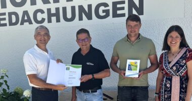 Landrat Dr. Ronny Raith (v.li.) überreichte die Urkunde an Andreas und Sebastian Eickhoff. Es gratulierte auch Teresa Sitzberger, die Wirtschaftsreferentin des Landkreises Regen. Foto: Heiko Langer / Landratsamt Regen