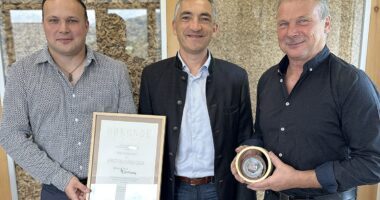 Landrat Dr. Ronny Raith sagt: „Ich habe mich riesig für Euch gefreut.“ Er überreichte das persönliche Geschenk des Landrats an Alois Probst (re.), sein Sohn Christoph (li.) präsentiert stolz die Urkunde zum Gewinn des Ernst-Pelz-Preises 2024. Foto: Heiko Langer / Landratsamt Regen