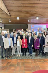 Gruppenbild mit Ehrengästen. Foto: Heiko Langer / Landratsamt Regen 