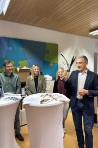 Auch das Landratsamt warb an einem Stand um Nachwuchskräfte. Als Werbegeschenk gab es Schafkopfkarten, wie Landrat Dr. Ronny Raith zeigt. Foto: Heiko Langer / Landratsamt Regen