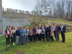 Unser Bild zeigt: Landrat Dr. Ronny Raith mit Personalratsvorsitzenden Marco Süß und Personalleiter Reinhard Wölf sowie allen Verabschiedeten und Geehrten. Foto: Martine Ernst / Landkreis Regen