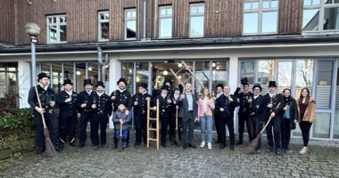 Unser Bild zeigt, v.li. Michael Wisnet, Martin Amberger, Thomas Schäfer, Josef Pinzl, Werner Rankl junior, Josef Rankl, Alois Pinzl, Maximilian Pinzl, Andreas Plötz, Elias Haidu, Landrat Dr. Ronny Raith, Sonja Raith, Manuel Ertl, Werner Rankl senior, Klaus Fuchs, Thomas Bauer, Wendelin Wisnet, Landratsamtsgeschäftsführerin Iris Gehard und Lena Kölbl (Vorzimmer des Landrats). Foto: Heiko Langer / Landratsamt Regen