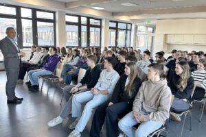 Landrat Dr. Ronny Raith diskutierte mit den Schülerinnen und Schülern der 12. Jahrgangsstufe. Foto: Heiko Langer / Landratsamt Regen
