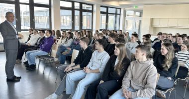 Landrat Dr. Ronny Raith diskutierte mit den Schülerinnen und Schülern der 12. Jahrgangsstufe. Foto: Heiko Langer / Landratsamt Regen