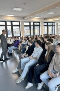 Landrat Dr. Ronny Raith diskutierte mit den Schülerinnen und Schülern der 12. Jahrgangsstufe. Foto: Heiko Langer / Landratsamt Regen