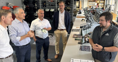 Regierungspräsident Rainer Haselbeck (v.li.), Landrat Dr. Ronny Raith, Bürgermeister Michael Herzog und Wirtschaftsförderer Michael Prietsch (Regierung von Niederbayern) wurden vom Leiter der Arberbergbahnen Thomas Eckl (re.) informiert, was der Bikepark zu bieten hat. Foto: Heiko Langer / Landkreis Regen