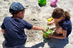 Die Kinder werden im riesigen Sandkasten sicher viel Spaß haben. Foto: Laura Lettenmaier / Landratsamt Regen
