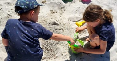 Die Kinder werden im riesigen Sandkasten sicher viel Spaß haben. Foto: Laura Lettenmaier / Landratsamt Regen
