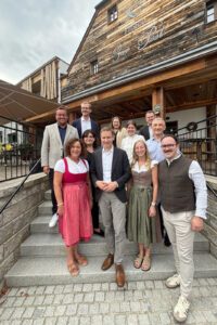 Erinnerungsbild zum Abschluss des Besuches, vorne von links: Anita Probst, Regierungspräsident Rainer Haselbeck, Julia Probst und Johannes Probst; mittlere Reihe v.li. Manuela Königbauer (Regierung von Niederbayern), Teresa Sitzberger (Landratsamt Regen) und Landrat Dr. Ronny Raith. Hinten v.li. Bürgermeister Michael Englram, Michael Prietsch (Regierung von Niederbayern), Landkreis-Tourismusreferentin Elisabeth Unnasch und der Tobias Wittenzellner (Leiter Kreisentwicklung). Foto: Antonia Probst / Wohlfühlhotel zur Post