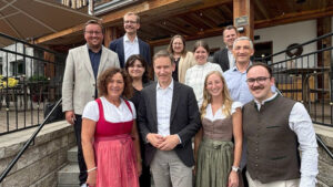 Erinnerungsbild zum Abschluss des Besuches, vorne von links: Anita Probst, Regierungspräsident Rainer Haselbeck, Julia Probst und Johannes Probst; mittlere Reihe v.li. Manuela Königbauer (Regierung von Niederbayern), Teresa Sitzberger (Landratsamt Regen) und Landrat Dr. Ronny Raith. Hinten v.li. Bürgermeister Michael Englram, Michael Prietsch (Regierung von Niederbayern), Landkreis-Tourismusreferentin Elisabeth Unnasch und der Tobias Wittenzellner (Leiter Kreisentwicklung). Foto: Antonia Probst / Wohlfühlhotel zur Post