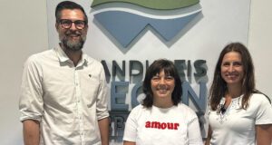 Seit Anfang des Jahres ist Anita Kasberger (Mitte) Jugendsozialarbeiterin am Berufsschulzentrum Regen-Viechtach. Im Bild mit Annette Bauer (rechts, Mitarbeiterin der Schulleitung) und Dirk Opitz (links, Gruppenleitung im Kreisjugendamt Regen). Foto: Heiko Langer / Landratsamt Regen