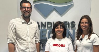 Seit Anfang des Jahres ist Anita Kasberger (Mitte) Jugendsozialarbeiterin am Berufsschulzentrum Regen-Viechtach. Im Bild mit Annette Bauer (rechts, Mitarbeiterin der Schulleitung) und Dirk Opitz (links, Gruppenleitung im Kreisjugendamt Regen). Foto: Heiko Langer / Landratsamt Regen