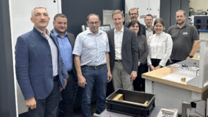 Firmengründer Erich Aschenbrenner (3.v.li.) führte die Gruppe durch den Betrieb, v.li.: Landrat Dr. Ronny Raith, Bürgermeister Daniel Graßl, Regierungspräsident Rainer Haselbeck, Manuela Königbauer (Regierung von Niederbayern), Michael Prietsch (Regierung von Niederbayern), Tobias Wittenzellner (Leiter Kreisentwicklung Landkreis Regen), Wirtschaftsförderin Teresa Sitzberger (Landkreis Regen) und Fertigungsleiter Markus Weiß. Foto: Heiko Langer / Landratsamt Regen