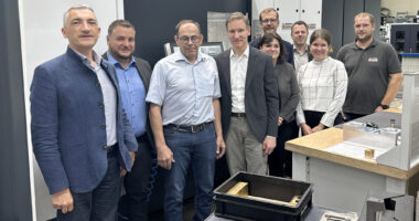 Firmengründer Erich Aschenbrenner (3.v.li.) führte die Gruppe durch den Betrieb, v.li.: Landrat Dr. Ronny Raith, Bürgermeister Daniel Graßl, Regierungspräsident Rainer Haselbeck, Manuela Königbauer (Regierung von Niederbayern), Michael Prietsch (Regierung von Niederbayern), Tobias Wittenzellner (Leiter Kreisentwicklung Landkreis Regen), Wirtschaftsförderin Teresa Sitzberger (Landkreis Regen) und Fertigungsleiter Markus Weiß. Foto: Heiko Langer / Landratsamt Regen