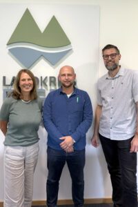 Eingerahmt von Schulleiterin Kerstin Letzel (links) und Dirk Opitz vom Kreisjugendamt (rechts) hat Michael Wittmann seit Februar seine Arbeit an der Schule aufgenommen. Foto: Antonia Muhr / Landratsamt Regen