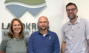 Eingerahmt von Schulleiterin Kerstin Letzel (links) und Dirk Opitz vom Kreisjugendamt (rechts) hat Michael Wittmann seit Februar seine Arbeit an der Schule aufgenommen. Foto: Antonia Muhr / Landratsamt Regen