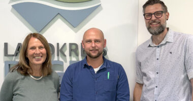 Eingerahmt von Schulleiterin Kerstin Letzel (links) und Dirk Opitz vom Kreisjugendamt (rechts) hat Michael Wittmann seit Februar seine Arbeit an der Schule aufgenommen. Foto: Antonia Muhr / Landratsamt Regen