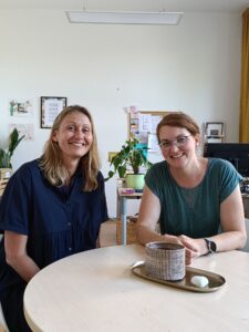 Schulleitung Iris Schneck (links) und neue JaS-Fachkraft an der Mittelschule in Zwiesel, Barbara Kreuzer gemeinsam im umgestalteten JaS-Büro. Foto: Teresa Bernreiter / Mittelschule Zwiesel