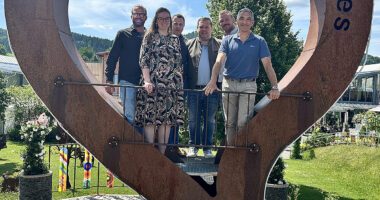 Über die Zukunft von Joska diskutierten, v.li. Thomas Walz, Alina Kagerbauer, Tobias Wittenzellner (Leitung Kreisentwicklung), Bürgermeister Michael Adam, Lennart Kagerbauer und Landrat Dr. Ronny Raith Foto: Heiko Langer / Landratsamt Regen