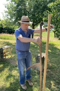 Sepp Kraus war über viele Jahre hinweg als Referent für Sensen und Dengeln im Kreislehrgarten Patersdorf im Einsatz. Foto: Martin Straub / Landratsamt Regen