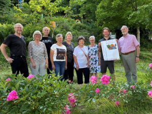Unser Bild zeigt v.li. Herbert Preuß (Bürgermeister und 1. Vorsitzender Kreisverband für Gartenkultur & Landespflege), Waltraud Augustin (Seniorenbeauftrage Gemeinde Kollnburg), Rudi Hofbauer (1. Vorsitzender Koimad verein.t), Jakobina Tremml, Waltraud Zankl, Christine Hauptmann, Mariele Klingl (1. Vorsitzende Gartenbauverein Kollnburg), Kreisfachberater Martin Straub und Gust Wittenzellner (Altbürgermeister, Betreuung Bibelgarten). Foto: Evelyne Wittenzellner